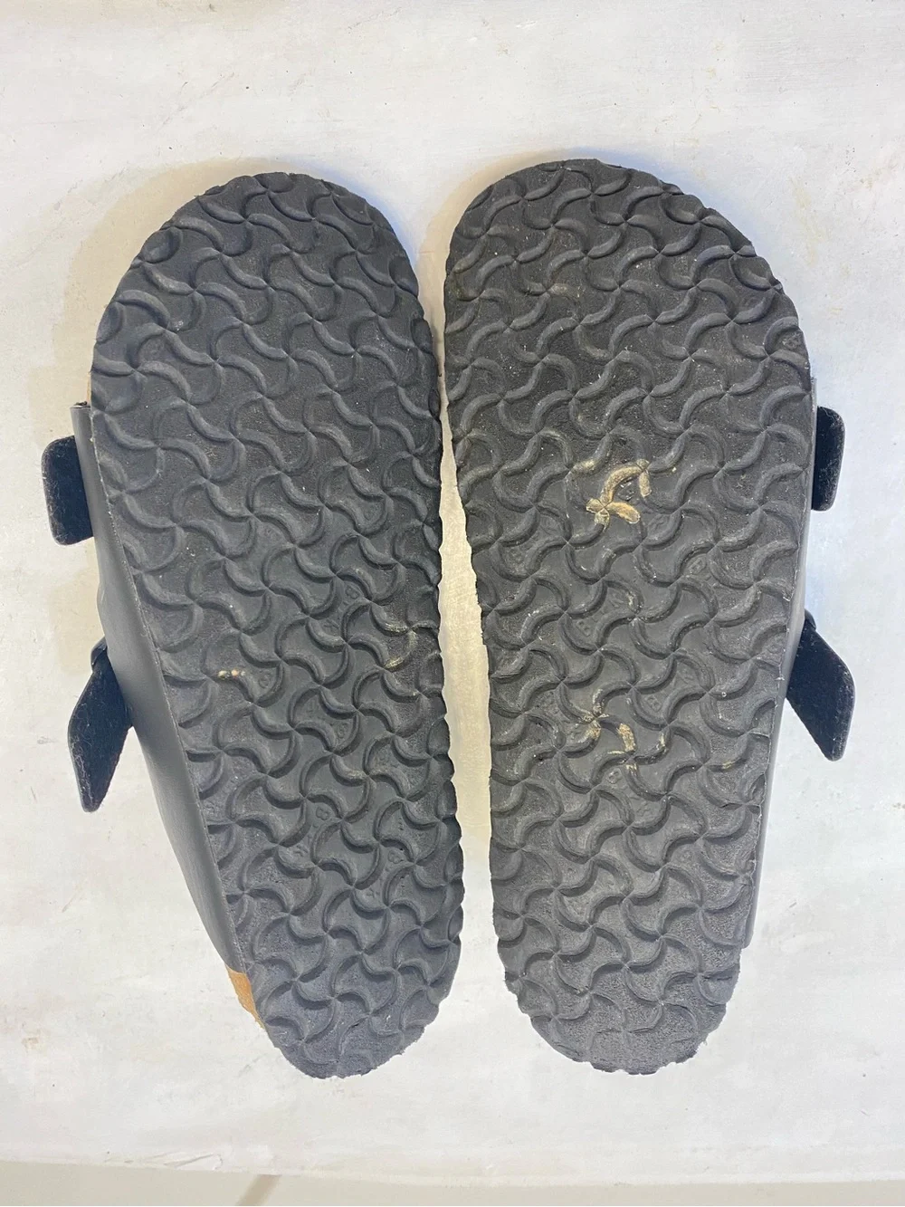 Birkenstock Arizona Size 34, women size 3, Men’s size 1 for child/youth